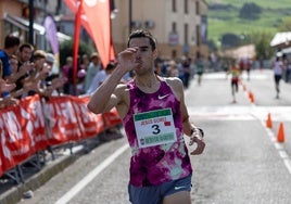 Jesús Gómez entra como ganador en la meta de Ajo.