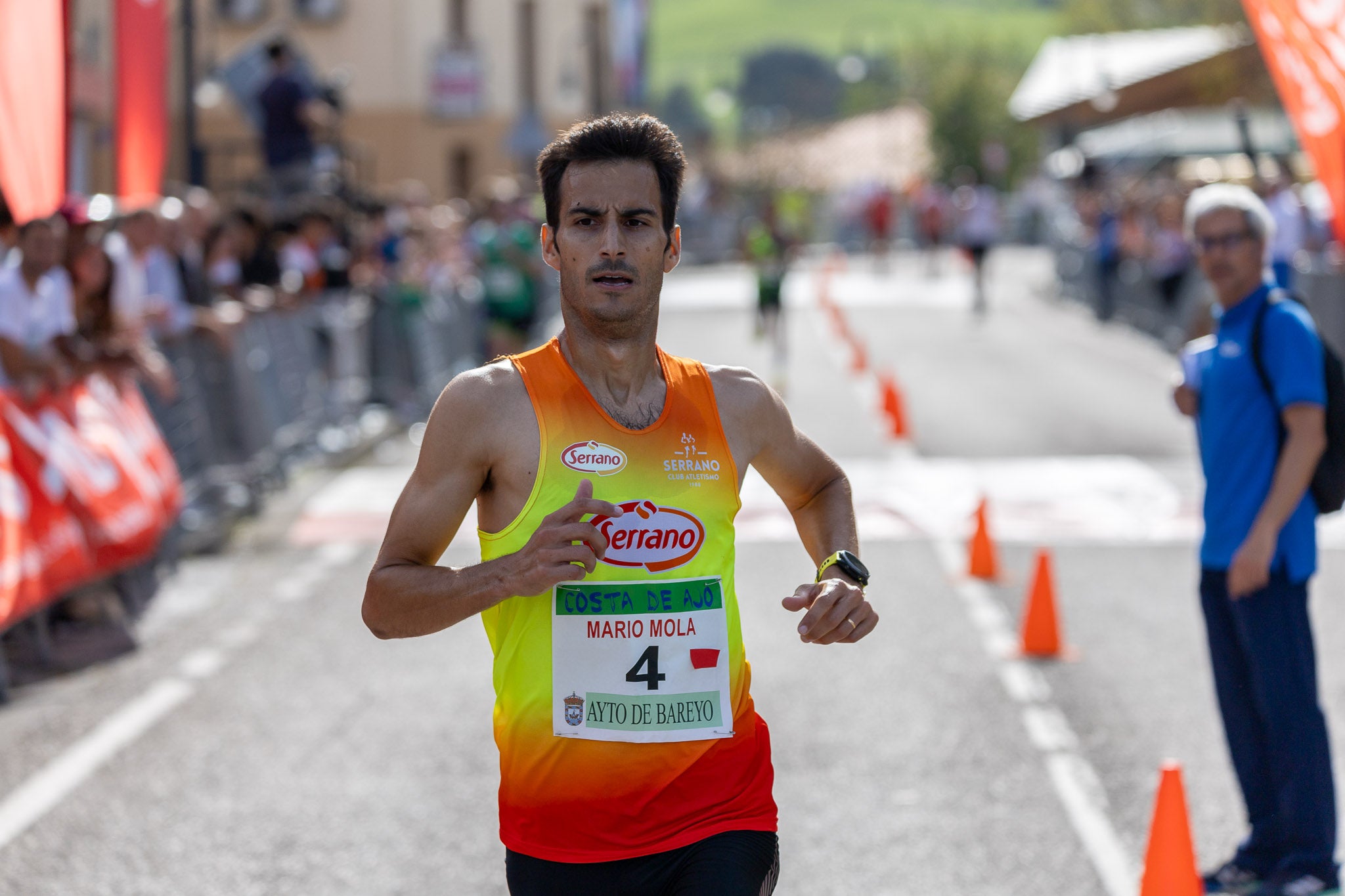 Mario Mola entró segundo en meta, a cuatro segundos de Gómez.