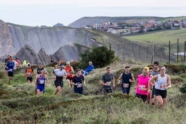 Carolina Sainz (211) lidera a un grupo de atletas durante la carrera