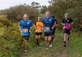 Un grupo de cinco participantes, en el Trail Costa Quebrada.