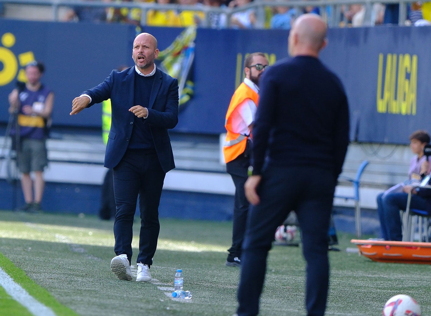 José Alberto da instrucciones a sus jugadores frente al técnico del Cádiz, Paco López.