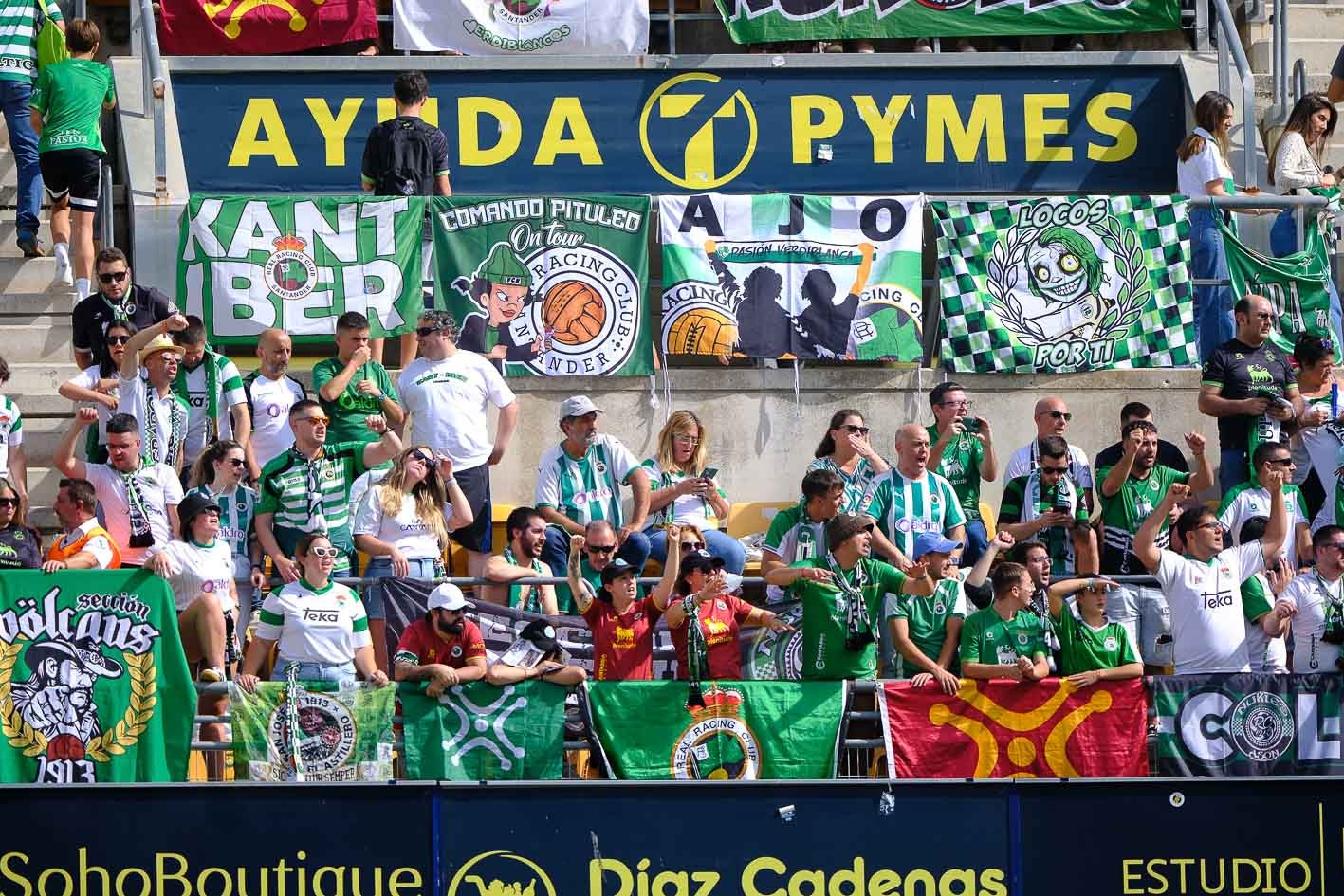 Los aficionados verdiblancos animan a su equipo en el Nuevo Mirandilla.