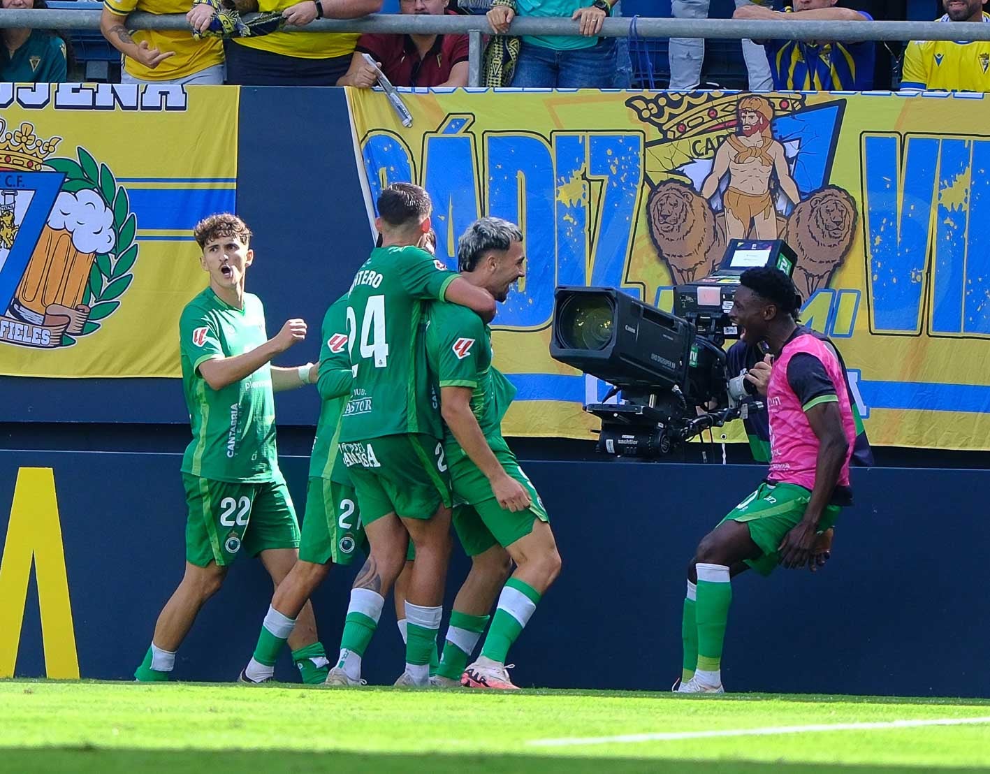 Arana, abrazado con sus compañeros, celebra su gol ante las cámaras y Suleiman.