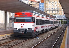 Un tren de ancho métrico en la estación de Santander.