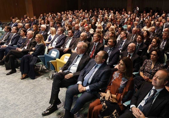 Público asistente a la recepción del congreso que se celebró en el Paraninfo de la Magdalena.