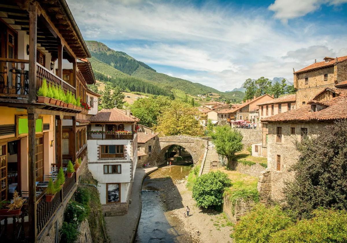 Potes es conocida como la villa de los puentes y las torres.