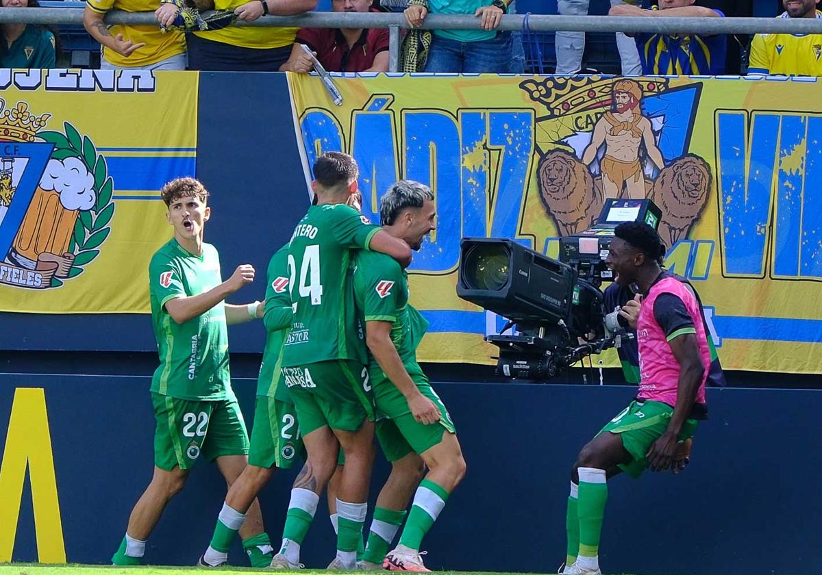 Arana y Javi Montero, entre otros, celebran el gol del canario, el único del partido