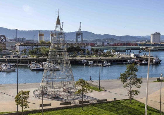 El gran árbol de Navidad que ya está colocado en Marqués de Hermida.