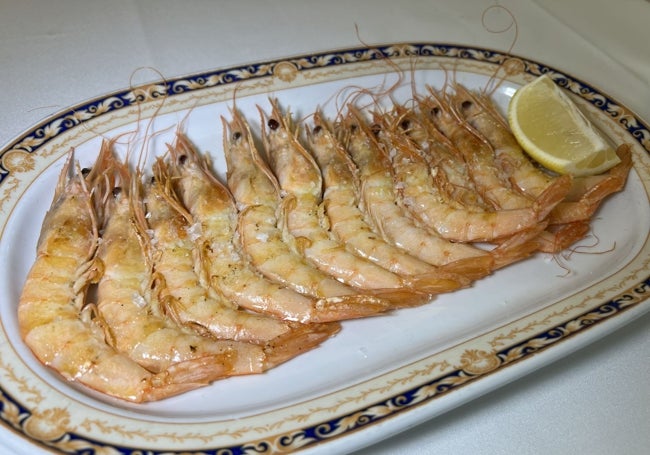 Gambas de Huelva a la plancha. Abajo, tarta de manzana y helado de queso casero.