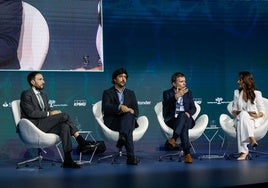 Víctor Ausín, director general de política económica del Ministerio de Economía, Comercio y Empresa; Toni Roldán, director del Centro de Políticas Económicas de Esade; y Daniel Fuentes, director de Kreab Research; junto a la presentadora Esther Vaquero.