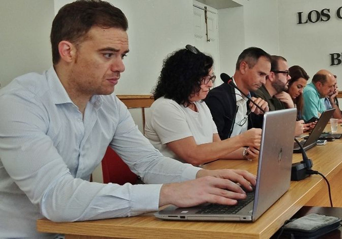 Gonzalo Saiz, en primer término, junto a sus excompañeros de partido y de gobierno.