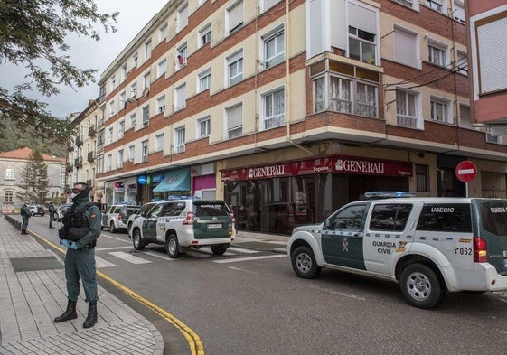 Despliegue policial en Santoña durante los día de confinamiento