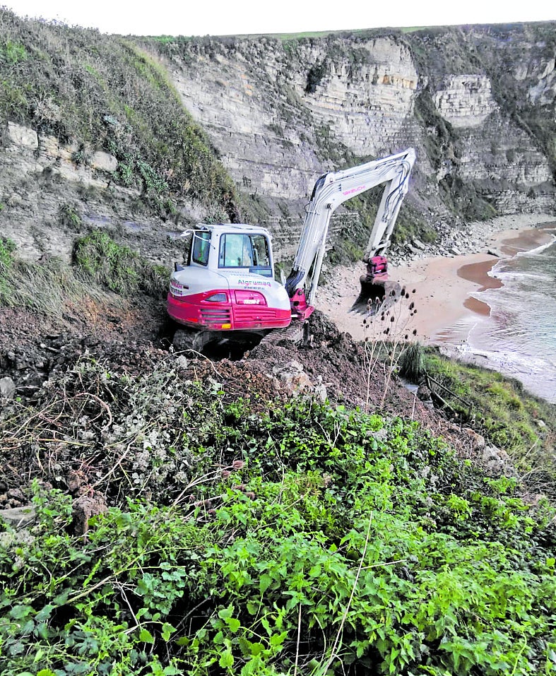 Maquinaria pesada trabajando en el acantilado de Langre.