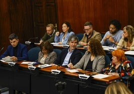 Los grupos de la oposición, PSOE, PRC e IU, durante el Pleno extraordinario celebrado este martes.