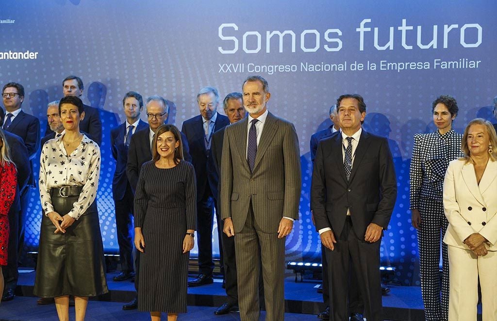 La ministra de Ministra de Inclusión, Seguridad Social y Migraciones, Elma Saiz; María José Sáenz de Buruaga, presidenta de Cantabria; Felipe VI, Rey de España; Ignacio Rivera, presidente del Instituto de la Empresa Familiar; y María José González, presidenta del Parlamento de Cantabria, posan a la entrada del monarca en el congreso.