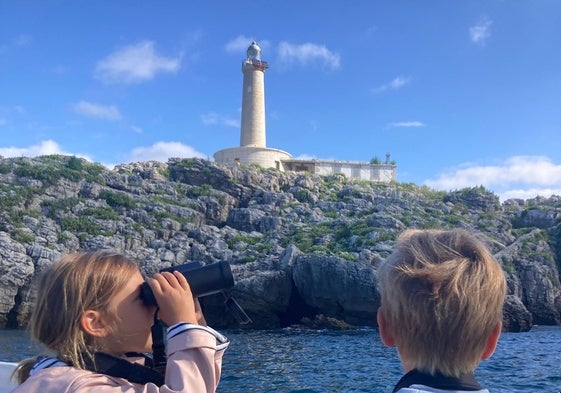 Dos niños disfrutan de una de las rutas en barco ofrecidas por el Consistorio este verano.