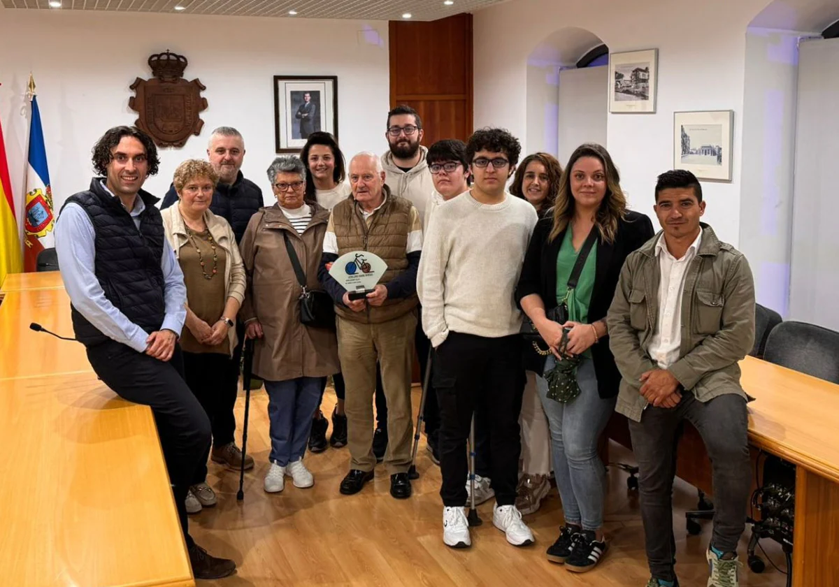 Un momento del homenaje en el Ayuntamiento de El Astillero con la presencia de Manuel Mesa y su familia, además de las autoridades.