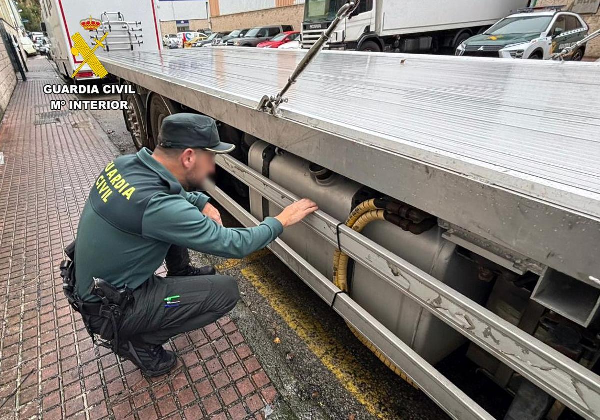 Un agente revisa el depósito de un camión.