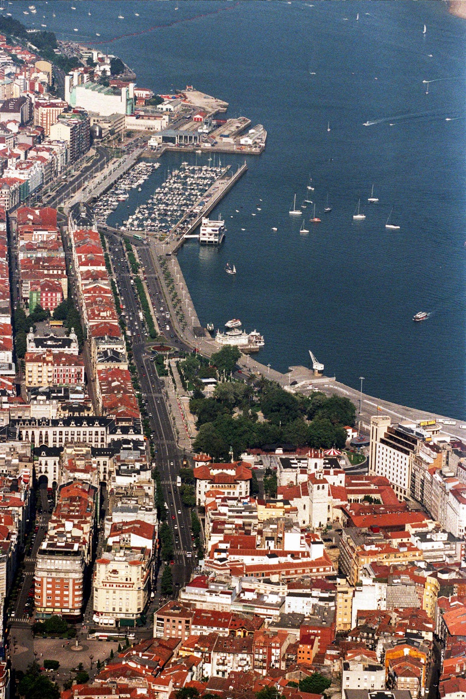 Imagen aérea de la ciudad de Santander, avenida de Calvo Sotelo, Paseo Pereda, calle Castelar, Jardines de Pereda, paseo marítimo de Santander y Puertochico.