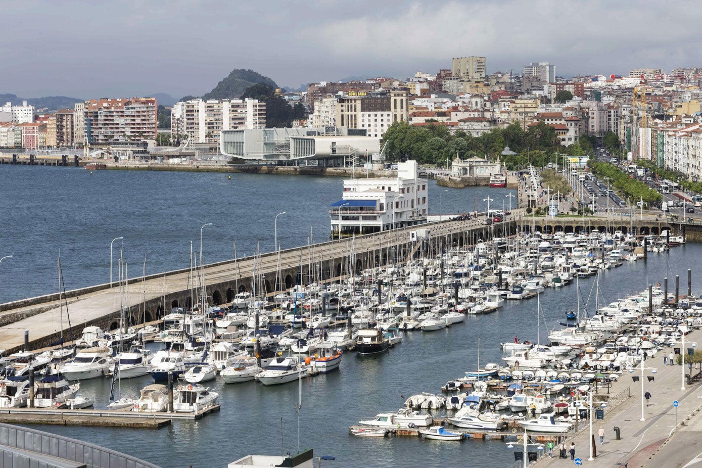 Vista aérea de Puertochico,Gamazo, Paseo de Pereda, Centro Botín, Hotel Bahía, Palacete del Embarcadero y el Club Marítimo. La fotografía fue tomada en 2022, año en el que arrancaron las obras del Club Deportivo Amigos de Puertochico en sus instalaciones de Molnedo y con la sustitución del rompeolas flotante que protege la dársena por parte del Real Club Marítimo de Santander.