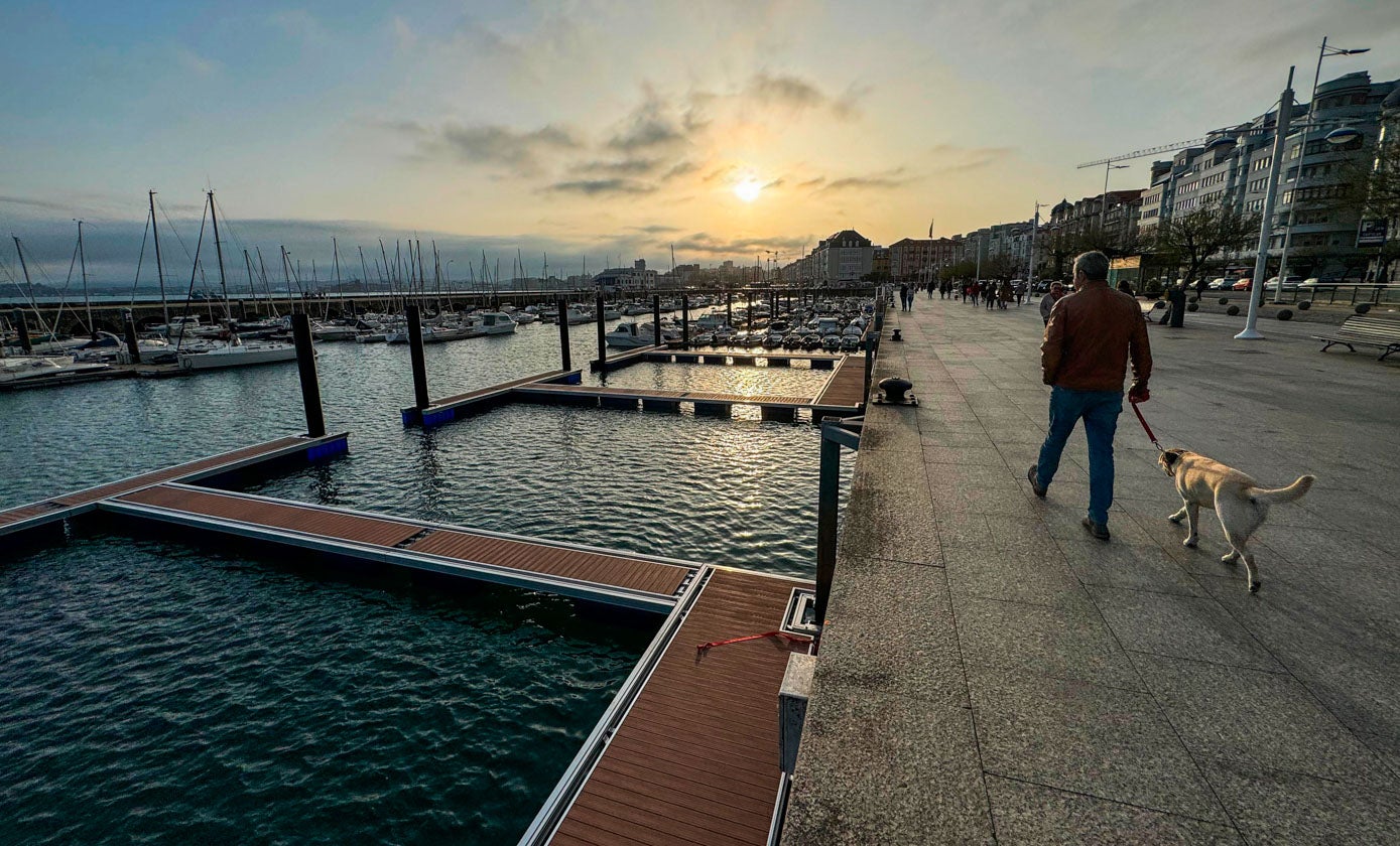 La obra millonaria para la remodelación de la zona portuaria, financiada por el Grupo Deportivo de Mar y la Agrupación Deportiva Cultural Molnedo, supondrá la reordenación de la lámina de agua. En la imagen, de marzo de este año, se pueden ver los nuevos pantalanes instalados.