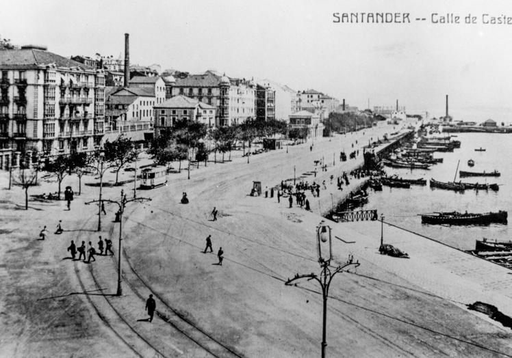 Calle Castelar y Dársena de Puertochico en una imagen de 1914. El tranvía cruza una amplia avenida sin vehículos.