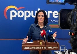 La concejala del PP Lucía Montes, en la rueda de prensa ofrecida este miércoles en Torrelavega.