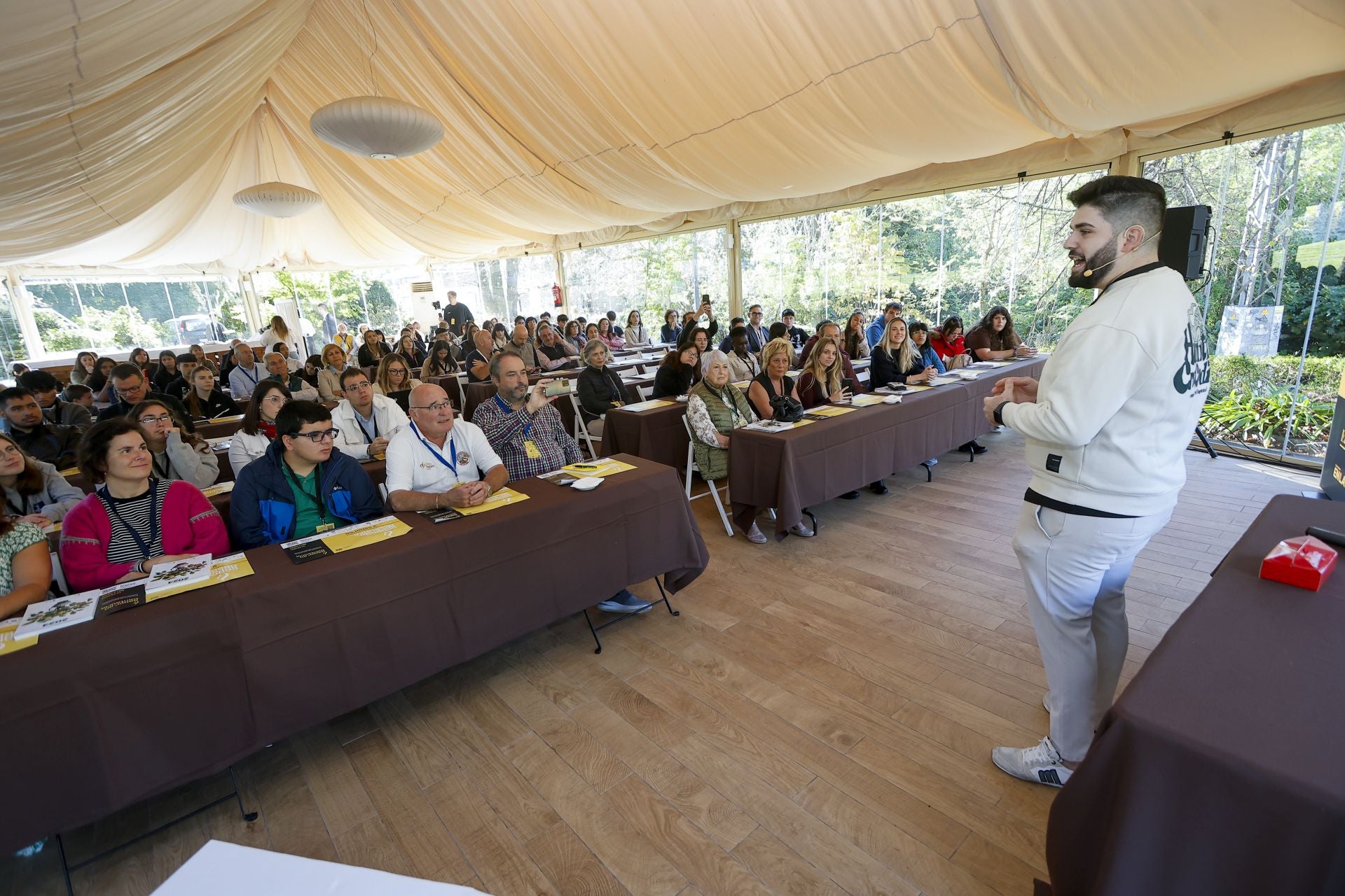 El público respondió con entusiasmo a las actividades programadas.