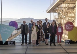 Los ocho ponentes internacionales del Encuentro junto a Fátima Sánchez e Íñigo Sáenz de Miera.