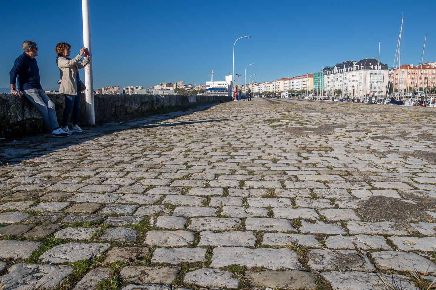 Según el proyecto planteado por el Ayuntamiento de Santander, los adoquines se levantarán y limpiarán uno a uno, para luego volver a ponerlos. Y los noráis serán sustituidos por otros históricos que aportará el Puerto de Santander.