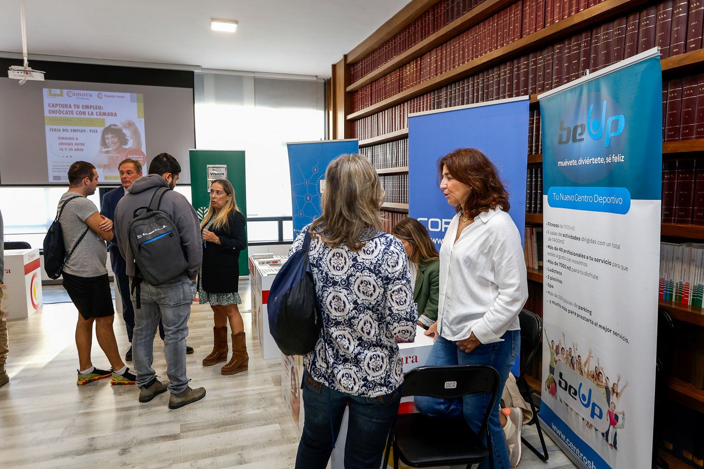 Durante su intervención, el presidente de la Cámara ha recordado la tasa de paro juvenil en España -del 28,36% el año pasado- y las causas «estructurales» que explican que el país «arrastre año tras año» altos porcentajes en este índice.