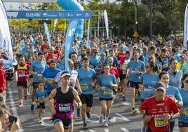 Los participantes en la pasada edición de la Carrera de El Diario Montañes toman la salida.