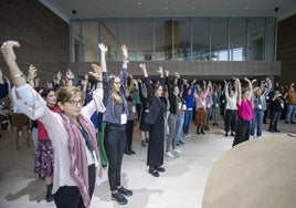 Los participantes del Encuentro durante el taller de movimiento guiado por la actriz y bailarina Mafalda Saloio.