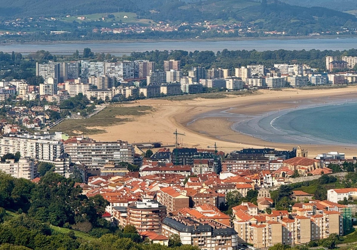 Vista general de Laredo y sus playas.