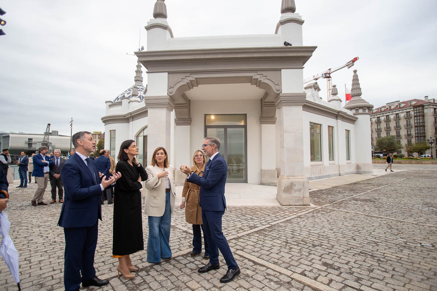 El consejero de Cultura, Turismo y Deporte, Luis Martínez Abad, la alcaldesa de Santander, Gema Igual, la presidenta de Cantabria, María José Sáenz de Buruaga y la delegada del Gobierno, Eugenia Gómez de Diego, atienden a la explicaciones del presidente de la Autoridad Portuaria, César Díaz.