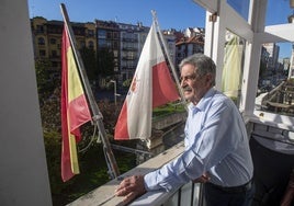 Miguel Ángel Revilla, en el balcón de la sede del PRC en la plaza del Ayuntamiento de Santander.