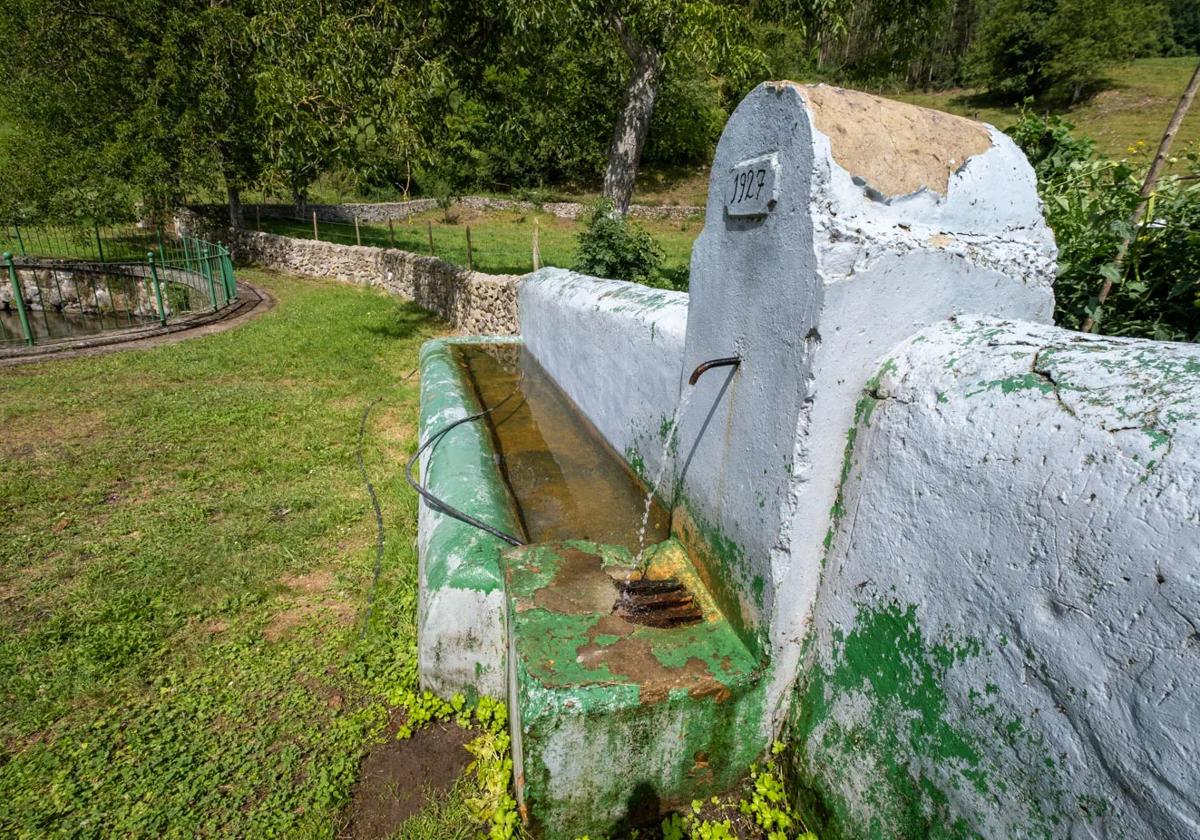 Imagen de archivo de una fuente con agua del manantial de Santiurde de Toranzo.