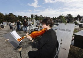 Interpretación a violín en el cementerio de Geloria.