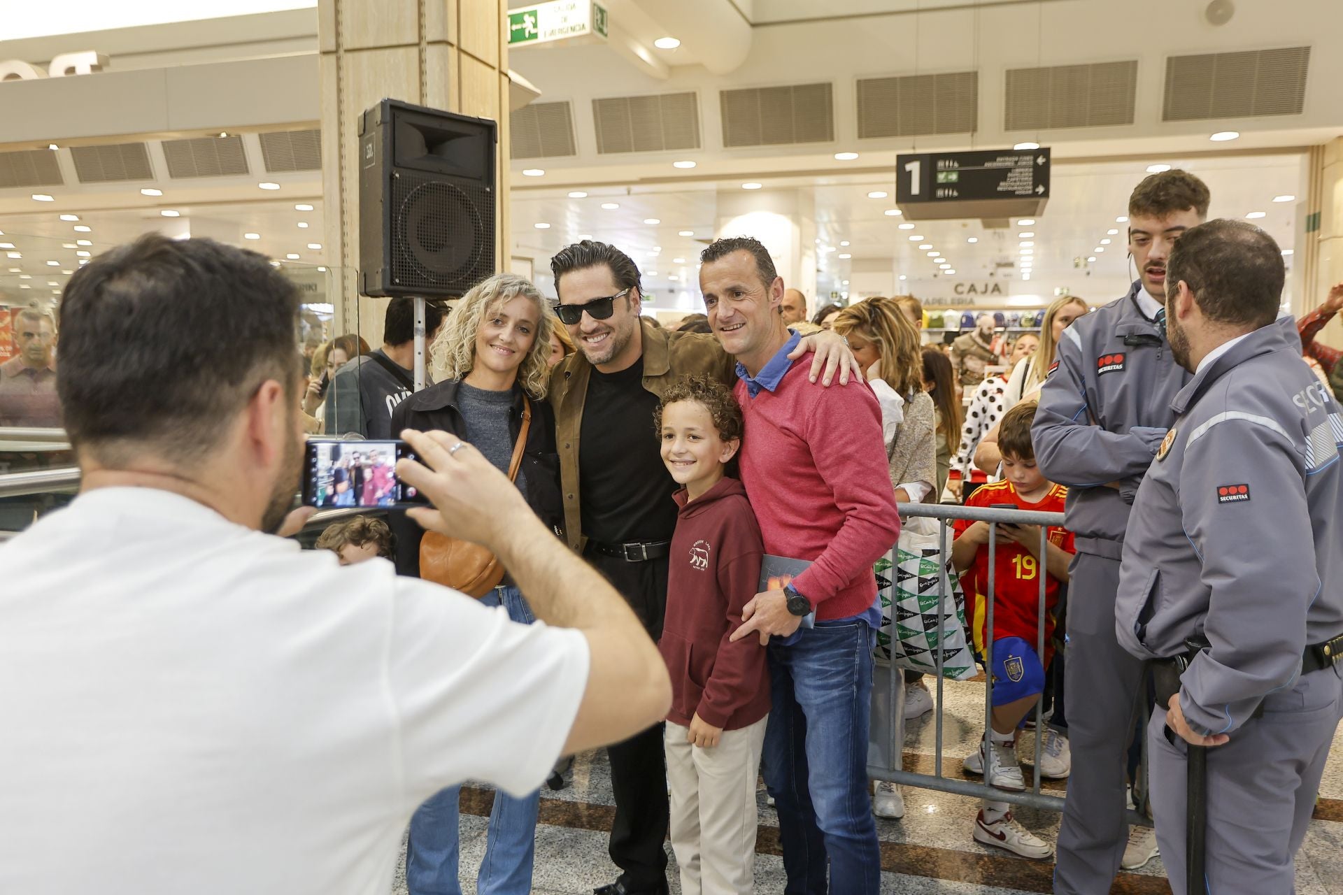 En famila. Padres e hijo, todos son fans de Bustamante.