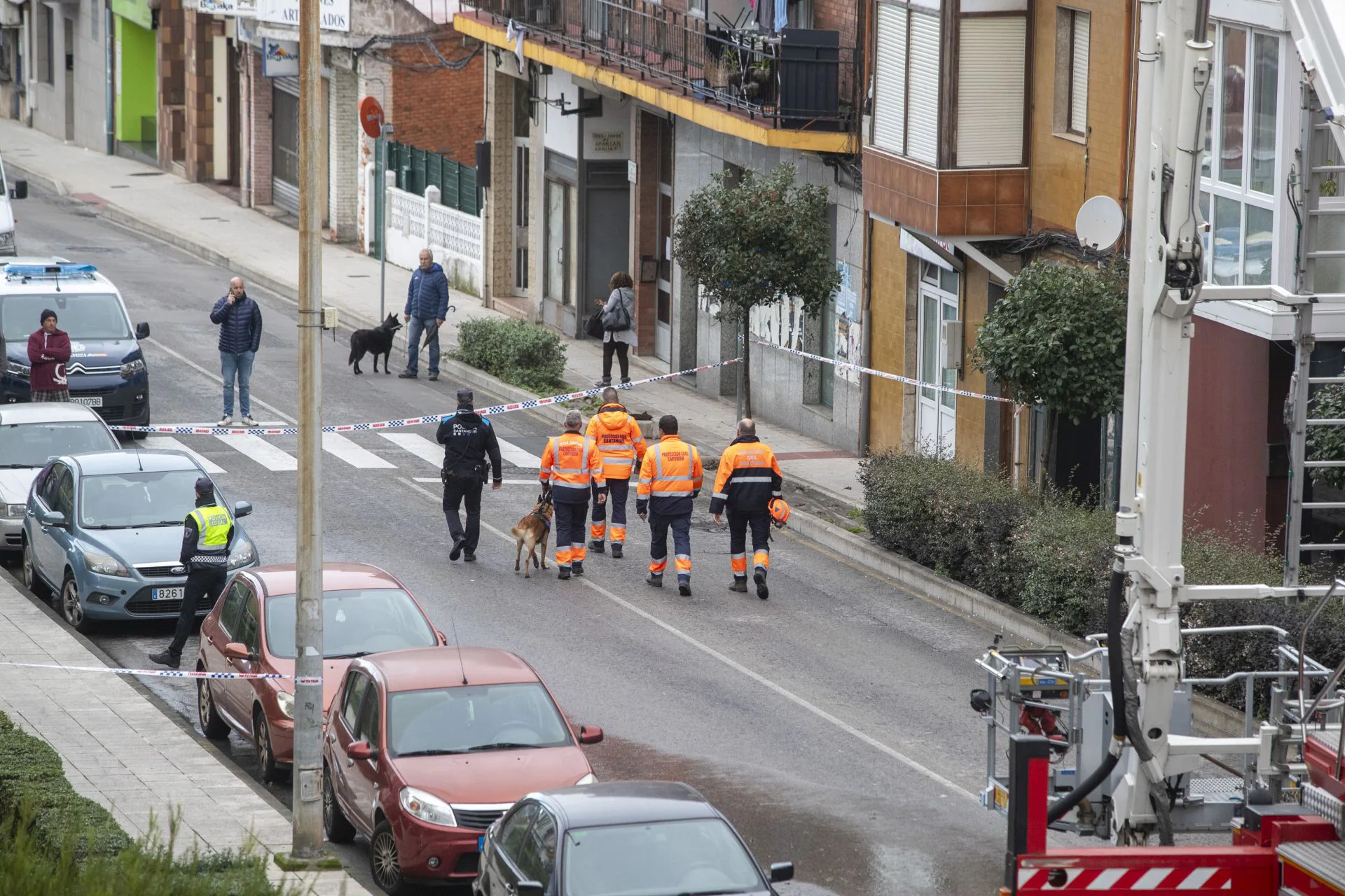 Otra imagen de la zona acordonada, donde los técnicos revisan los edificios colindantes