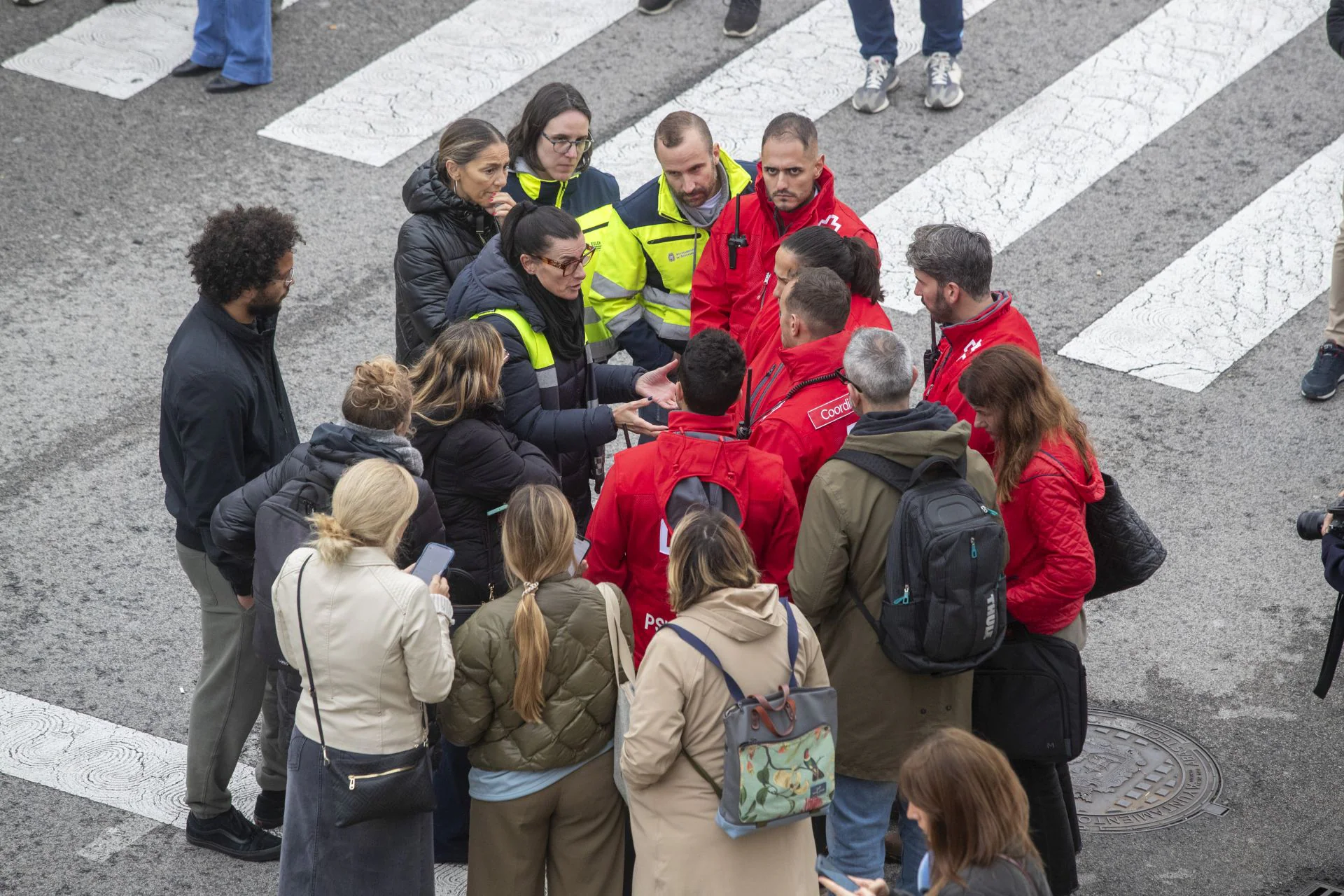 Gema Igual conversa con sanitarios y psicólogos de Cruz Roja