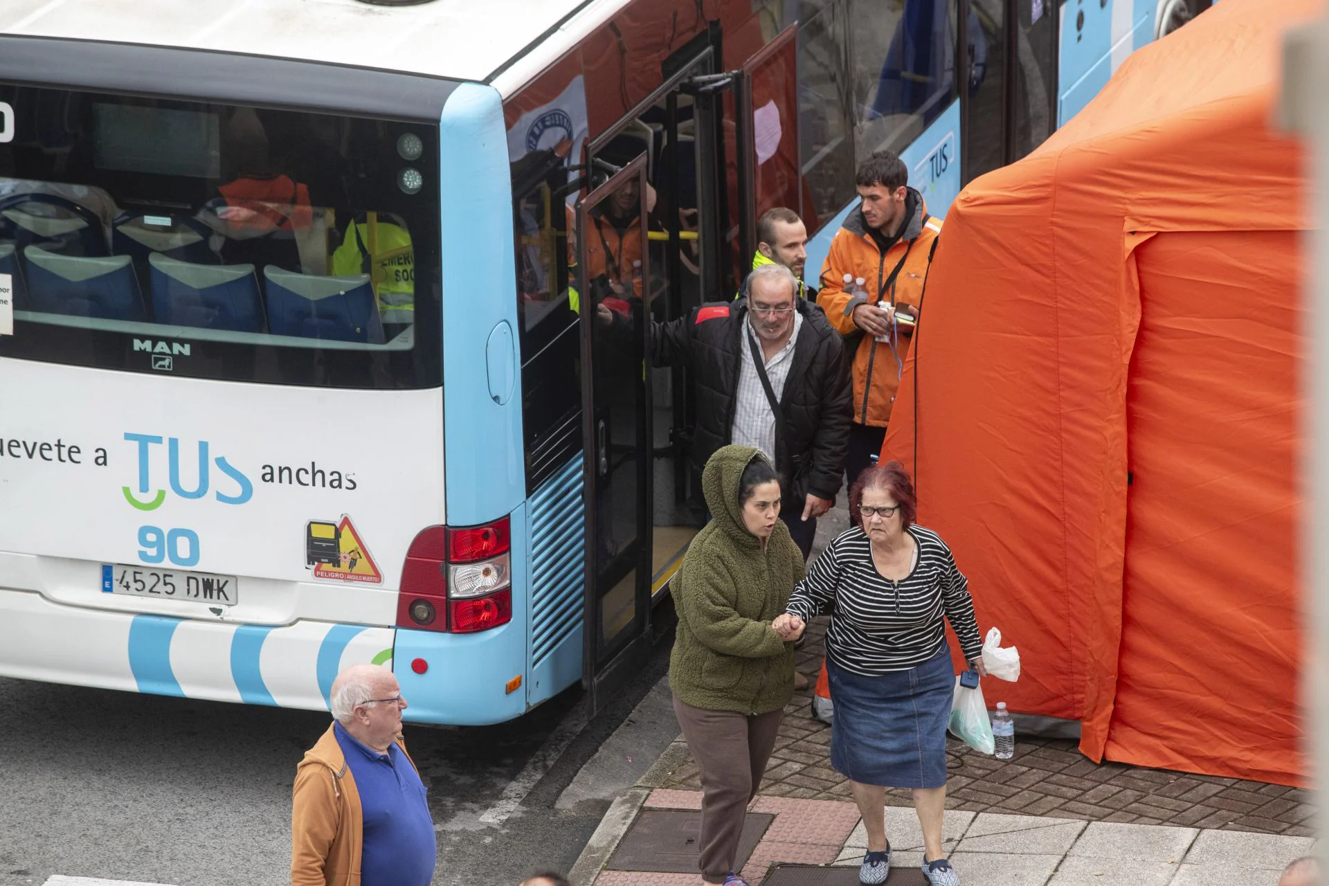 Parte de los vecinos desalojados se han refugiado en un autobús municipal y en el pequeño hospital de campaña que se habilitó en la zona