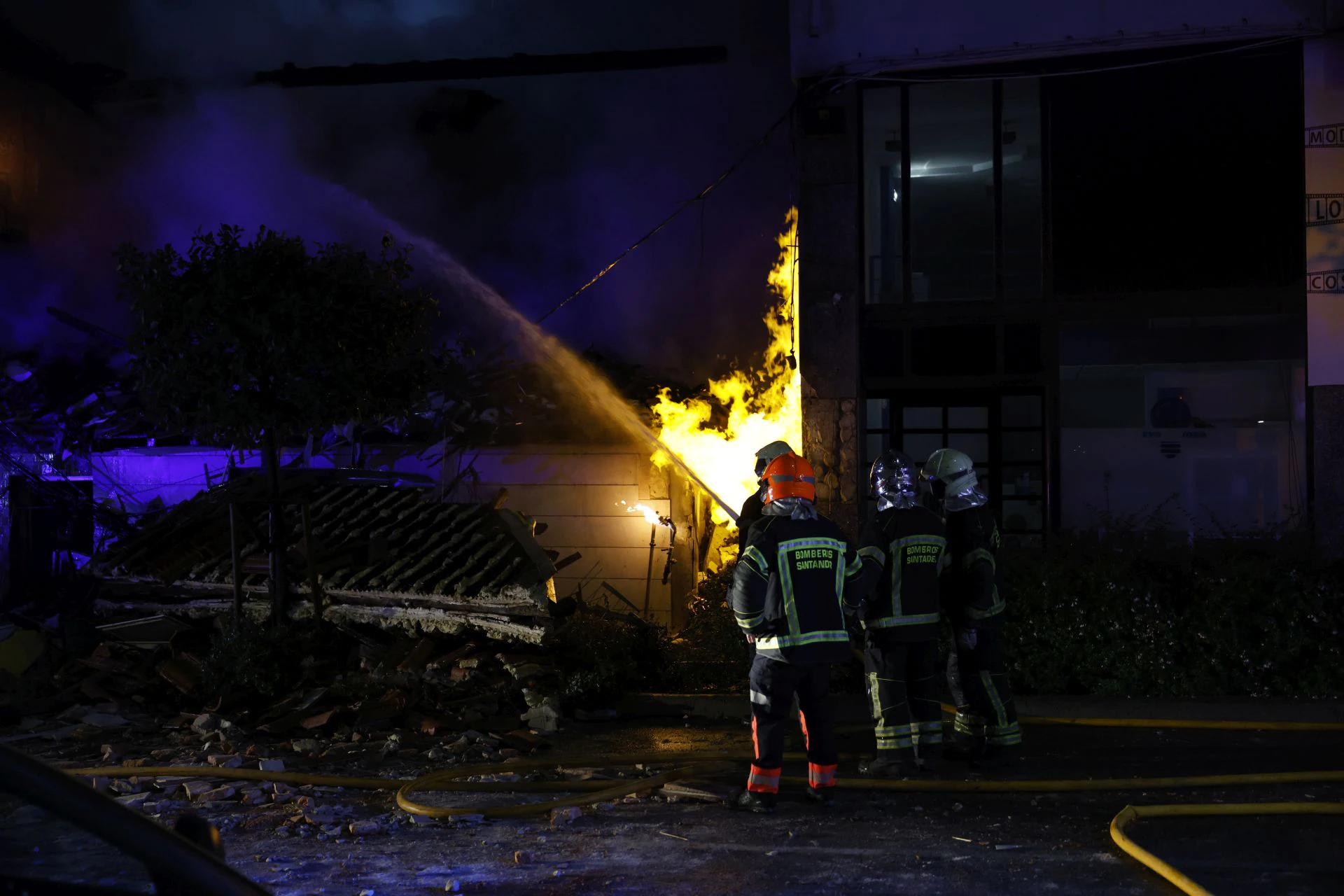 Los bomberos de Santander atacan el fuego que se ha producido tras las explosión.