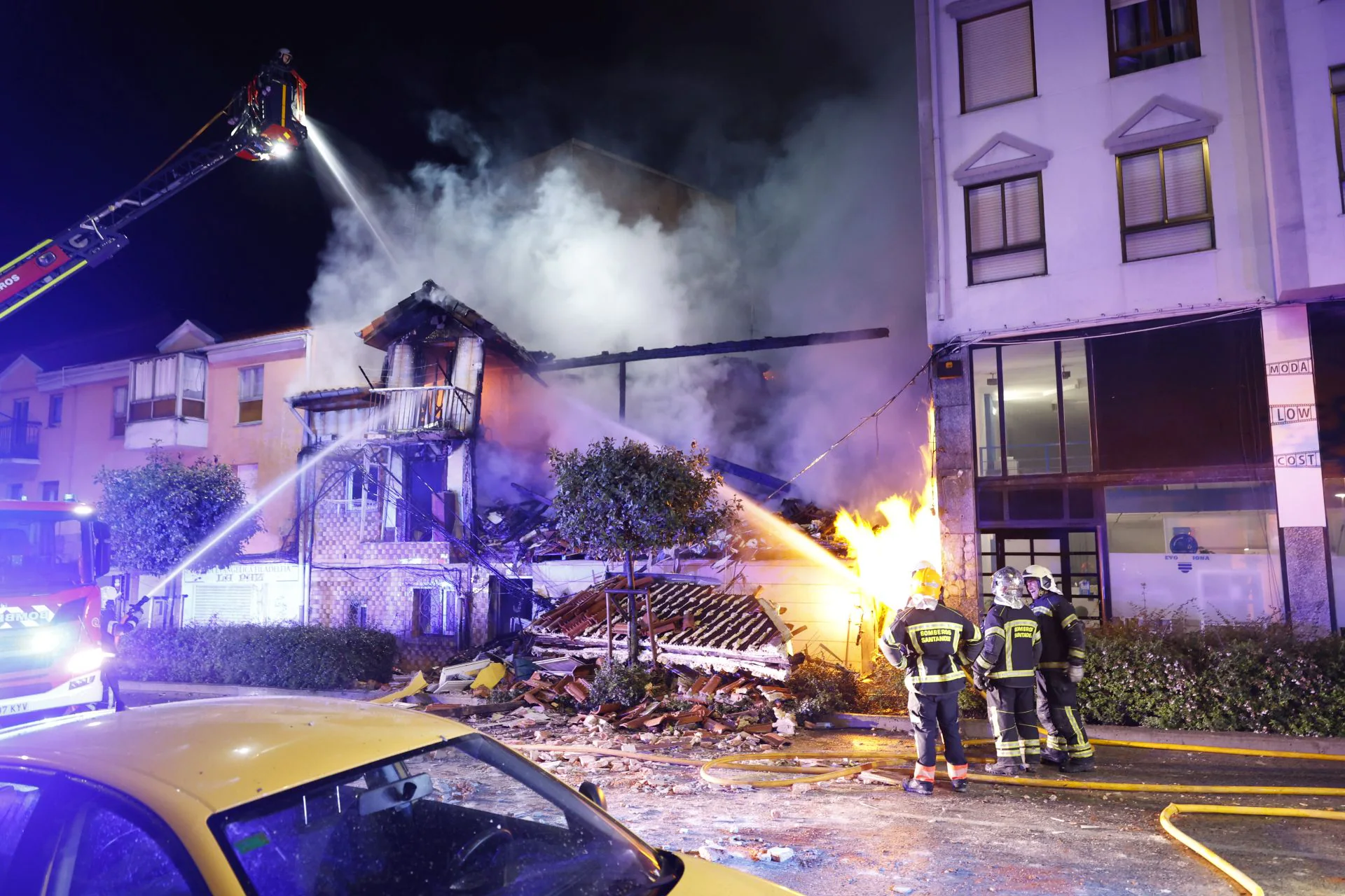 El edificio se ha derrumbado completamente y el colindante presenta importantes daños.