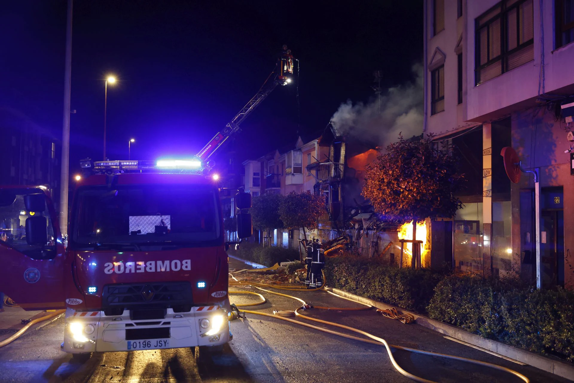 Una de las autoescalas que luchó contra el fuego desde la altura.