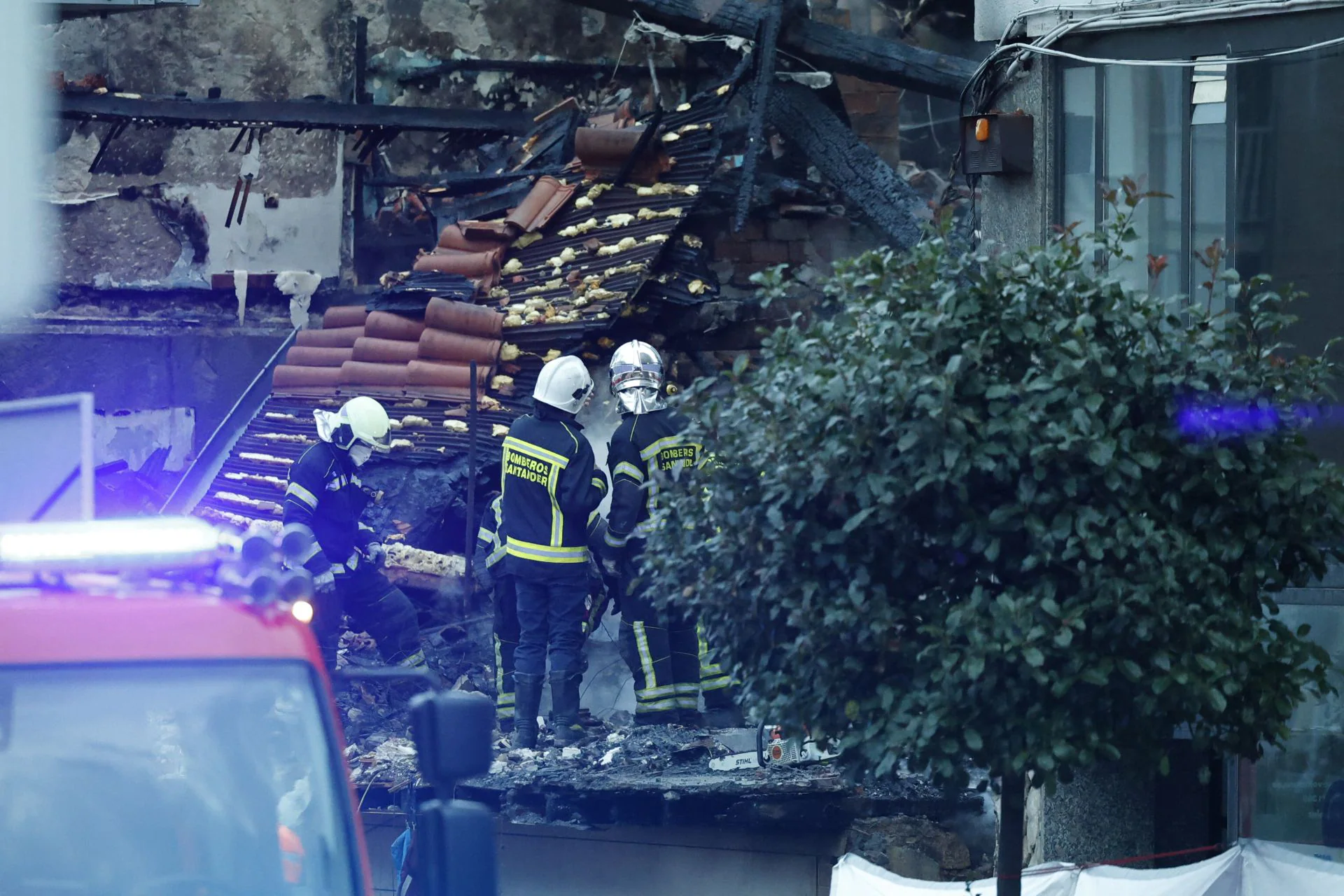 Los bomberos inspeccionan el edificio derrumbado. Ahora habrá que investigar las causas de la explosión