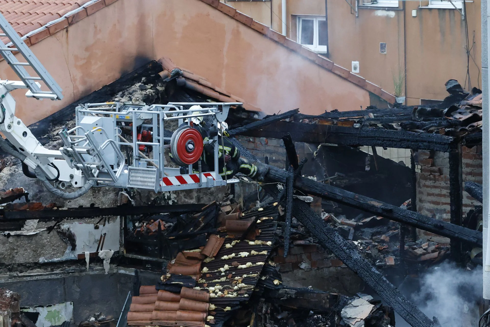 Los bomberos inspeccionan la zona