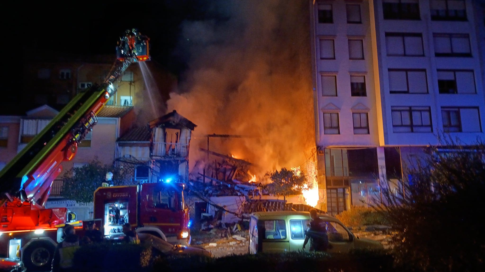 Tras sofocar el incendio, los bomberos han refrescado el edificio.