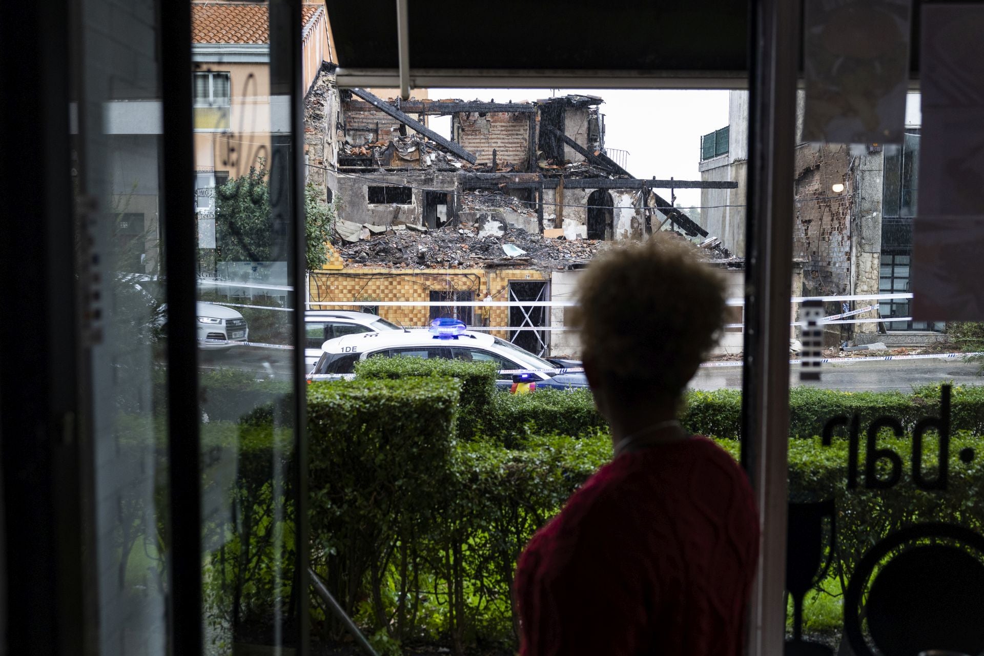 Una camarera observa, un día después del suceso, el edificio siniestrado. 