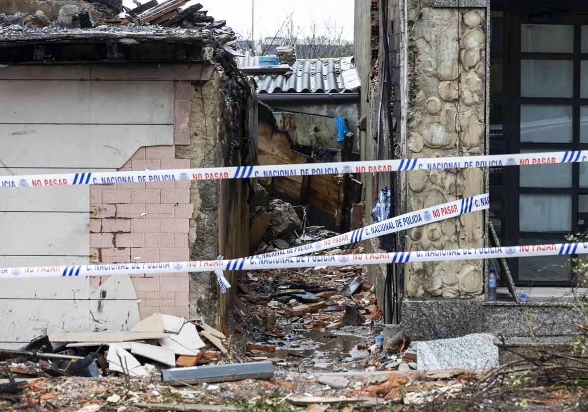 Imagen principal - Permanecen ingresados seis heridos por la explosión y derrumbe del edificio de La Albericia